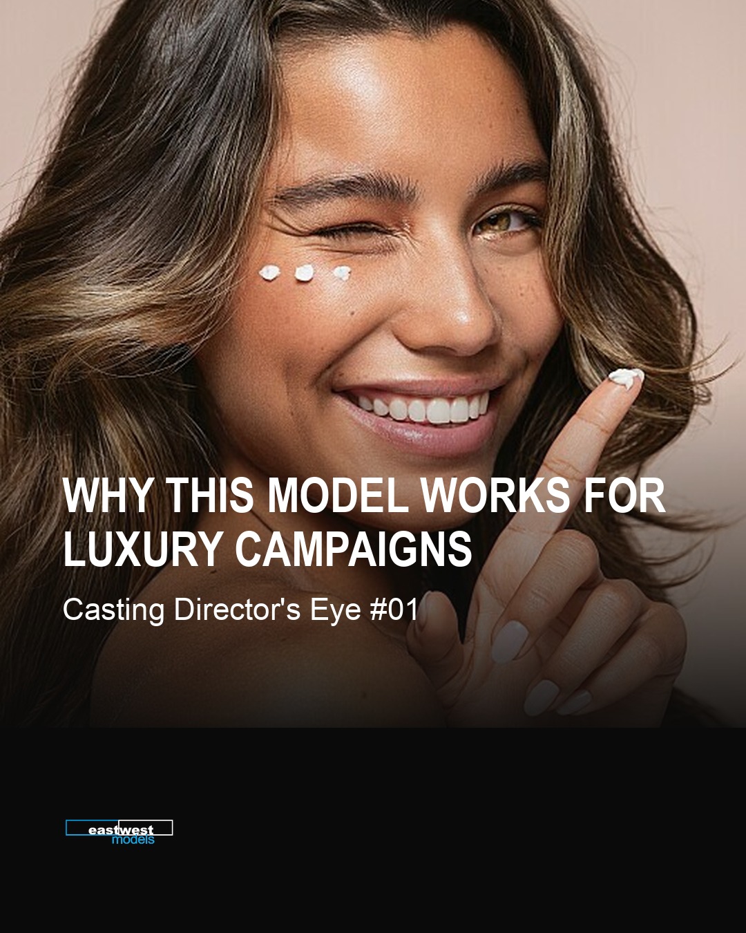 Slide 1 von 7: Lächelnde Frau mit drei Creme-Tupfern unter dem Auge, Fingerkuppe mit Creme erhoben. Bildtext: „Why this model works for luxury campaigns — Casting Director's Eye #01“