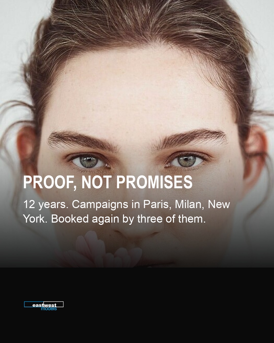 Slide 6 von 7: Nahaufnahme eines Gesichts mit hochgestecktem Haar. Bildtext: „Proof, not promises. 12 years. Campaigns in Paris, Milan, New York. Booked again by three of them.“